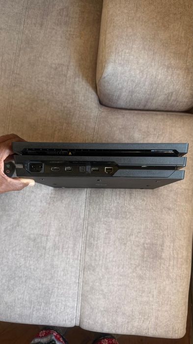 PS4 Pro (Usado) com comando e cabos incluindo.