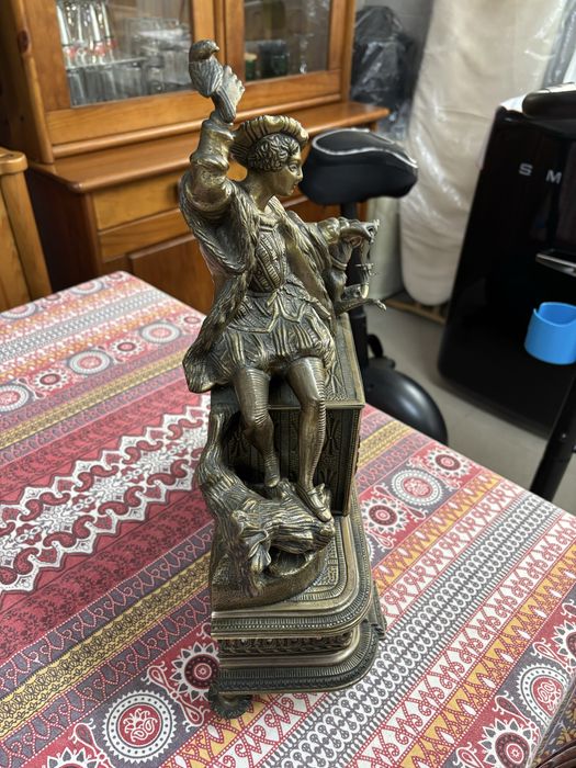 Relógio em bronze motivo caçador de corda