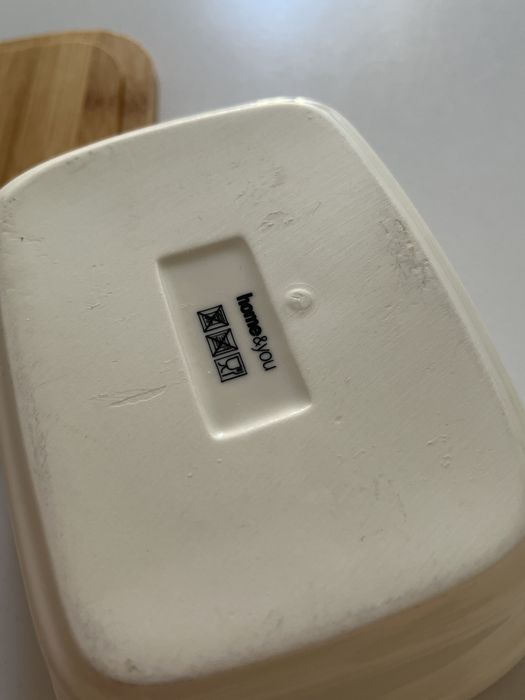 Maselnica z drewnianą pokrywką i ceramicznym nożykiem
