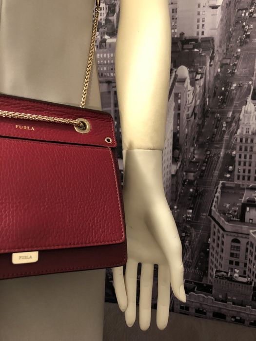 Busto com tripe e base larga.