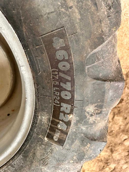 Pneus e jantes de máquina industrial