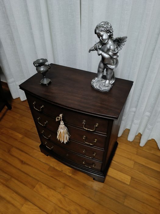 Meia cómoda pequena antiga restaurada estilo D Maria madeira exótica