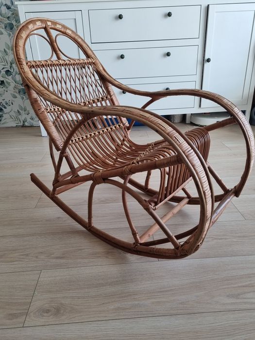 Fotel wiklinowy bujany dla dziecka
