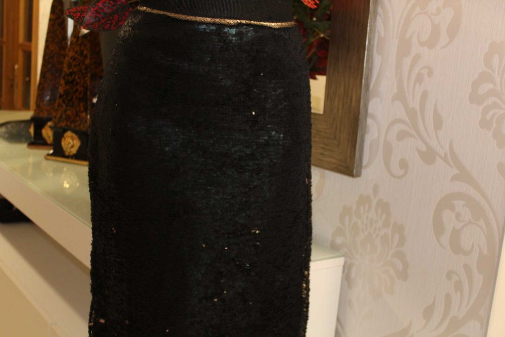 Saia Dourada e Preta com Lantejoulas (sem uso)