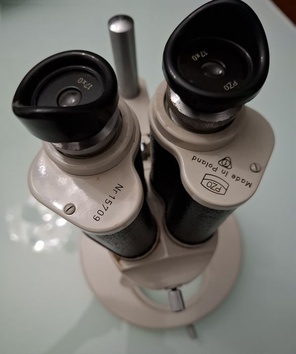 Microscópio com acessórios