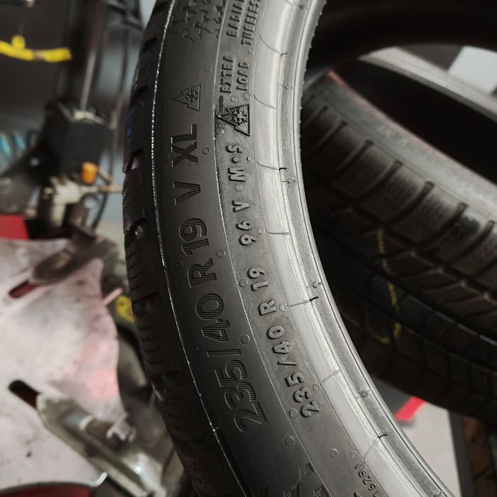 235/40/19 XL Sprzedam parę opon zimowych Continental