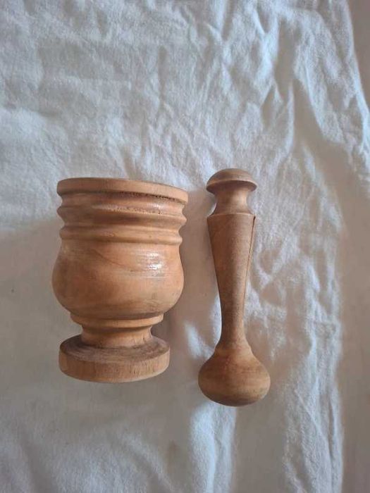 Almofariz com pilão em madeira estilo rústico/tradicional