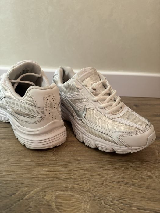 Nike initiator white