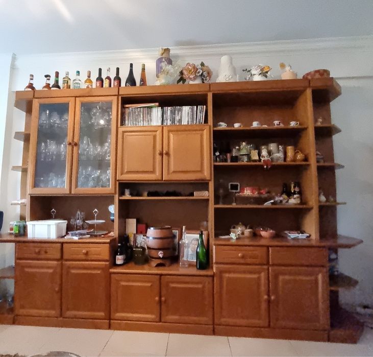 Cristaleira/ Móvel de Sala em Madeira