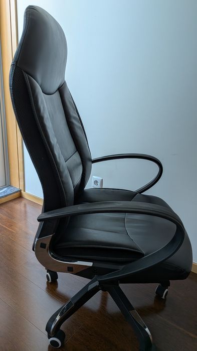 Cadeira de escritório ergonómica em pele sintética