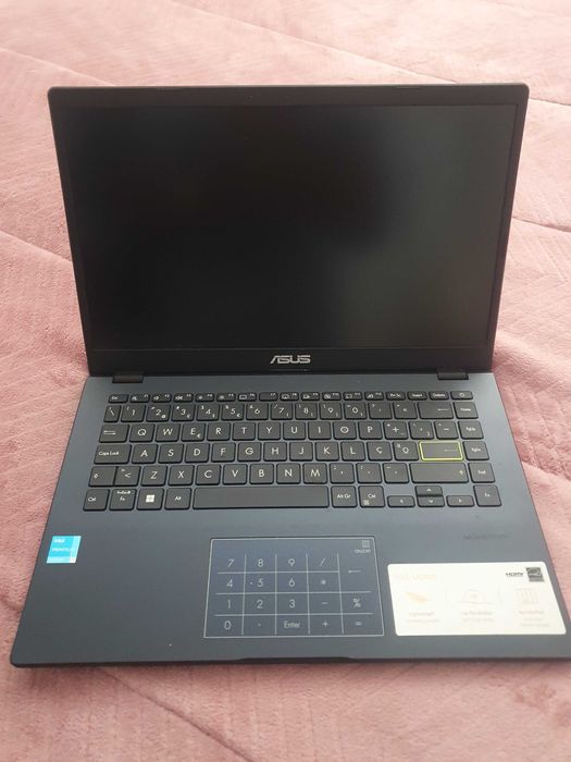 Newly purchased Asus laptop, hardly used64752319775234121