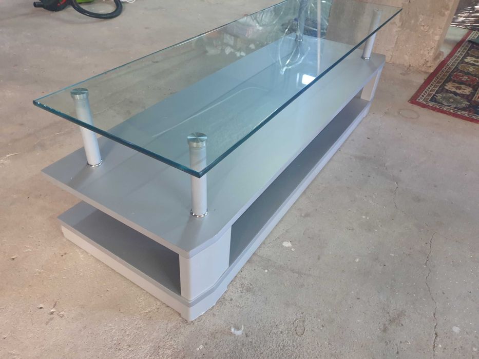 Vendo mesa de jantar, de tv e uma pequena  mesa de sala de estar