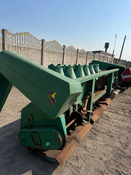 John Deere 643 — кукурузная жатка (6 рядов).