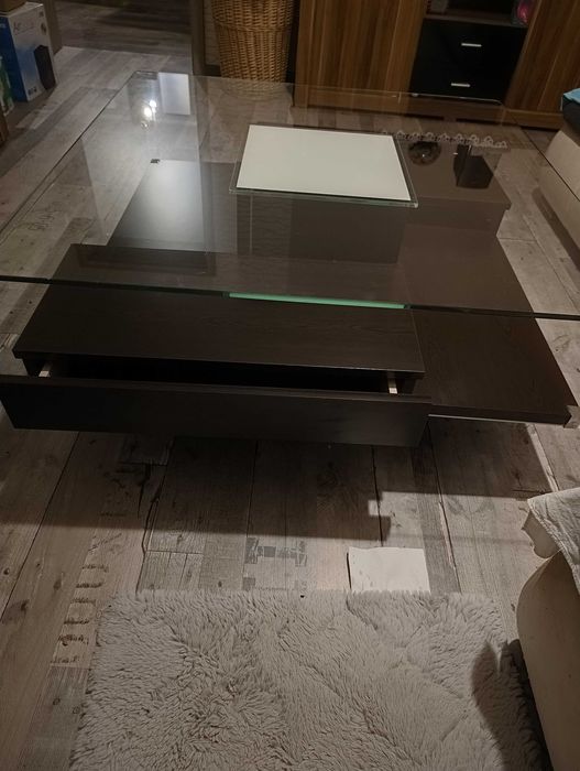 Nowoczesny szklany stół