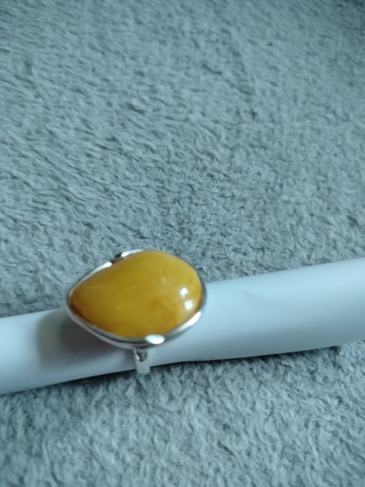 Srebrny pierścionek z bursztynem