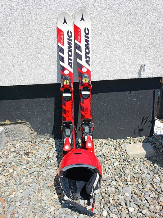 Narty i kask dziecięcy