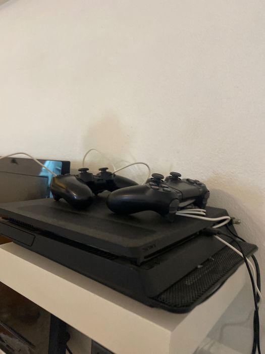 Ps4 1 terá com dois controles ,3jogos negociável