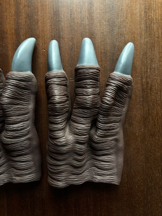 Mãos de dinossauro para festa temática