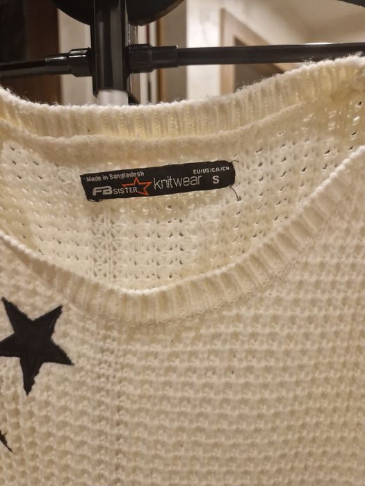 Dziewczęcy kremowy sweterek z czarną gwiazdką