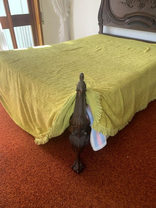 Cama de Casal Antiga em Madeira Maciça – Elegância e Carácter