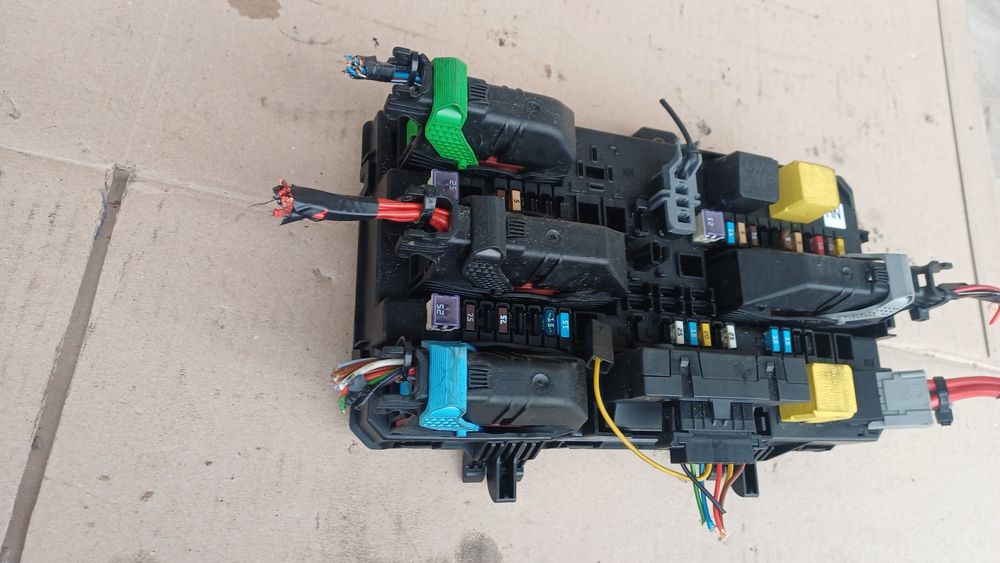 13220829M Блок предохранителей Opel Zafira B 2009 , 5DK00866943  1.9