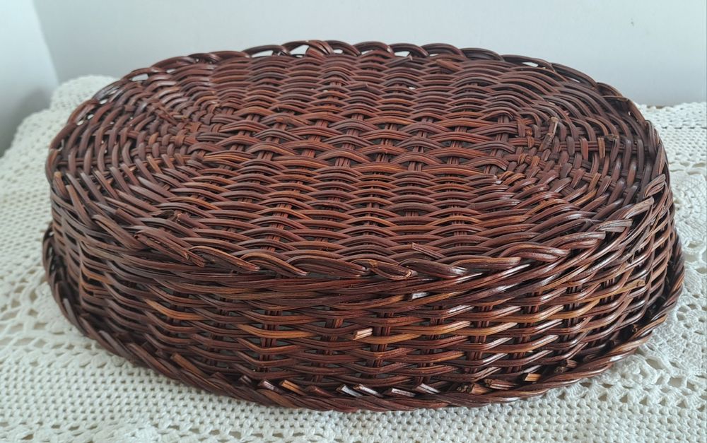 cesta oval de vime castanho escuro.