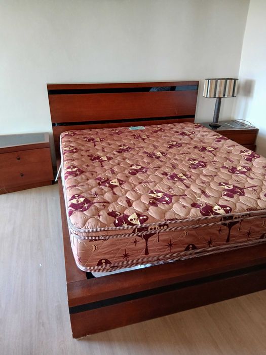 Mobília de quarto (cama + mesas cabeceira + cómoda + espelho) madeira maciça design italiano