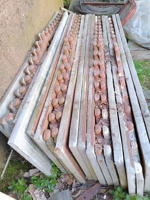 Płot betonowy około 12m.