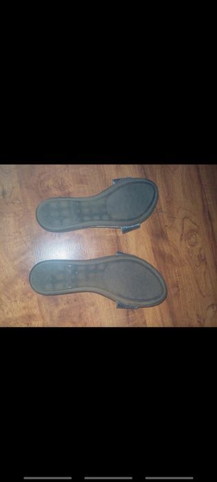 Klapki w kolorze szarym