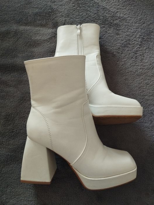 Bota branca número 37