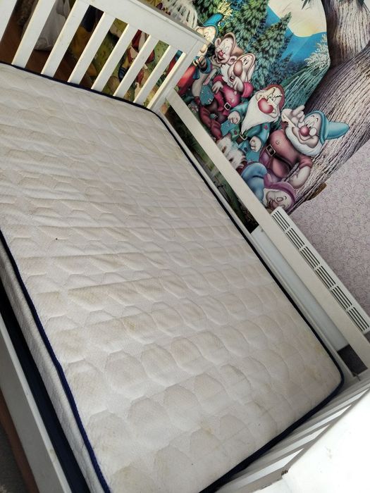 Дерев'яне ліжко з матрацом + 2 шухляди, біле, б/в