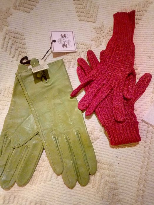 Par Luvas em pele e par em crochet