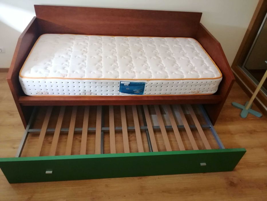 Cama individual em madeira, com cama extra deslizante