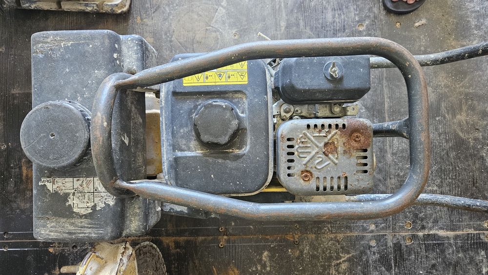Placa Compactadora / Vibratória Bomag com motor Robin