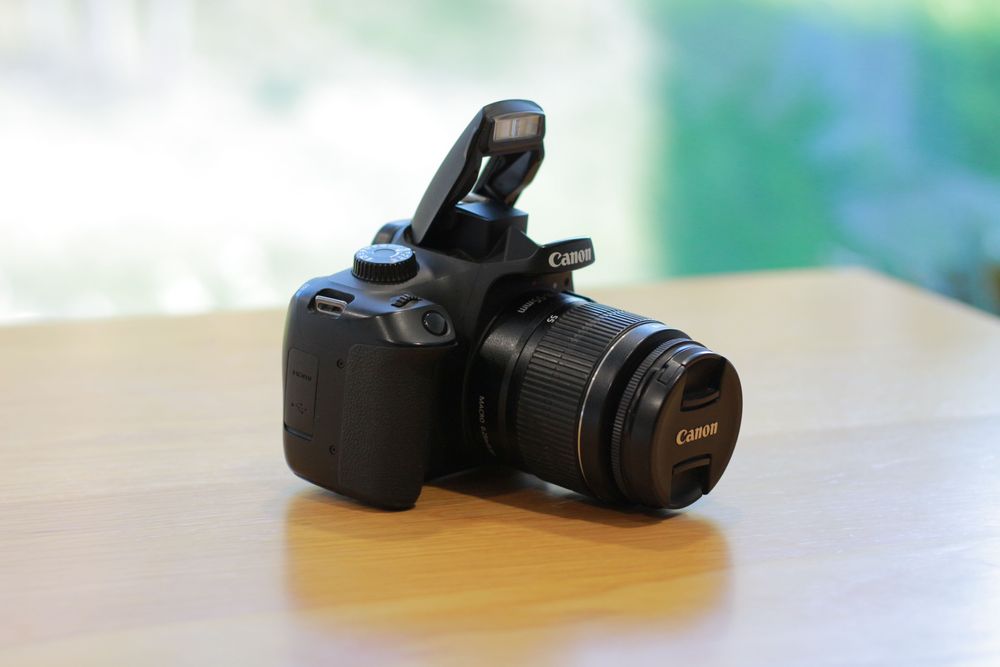 Canon 4000D + 18-55mm (COMO NOVA)