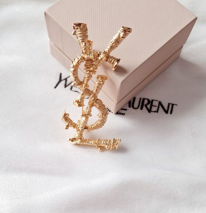 Elegancka ponadczasowa broszka litery YSL w kolorze zlotym