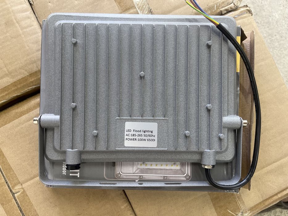 Прожектор на штативі 100W