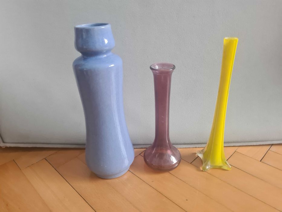 3× wazon PRL : szklany żółty flet, niebieski ceramiczny i żurawinowy