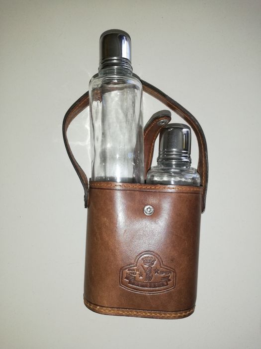 Porta bebida em vidro e pele