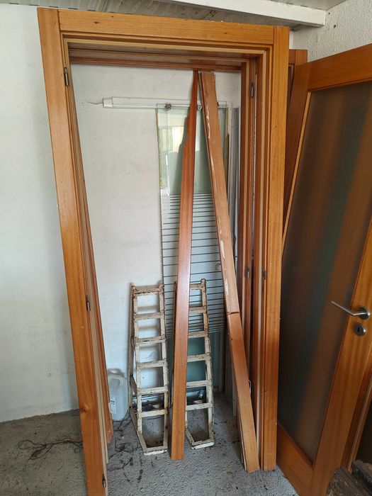 Porta de interior com vidro fosco e aro