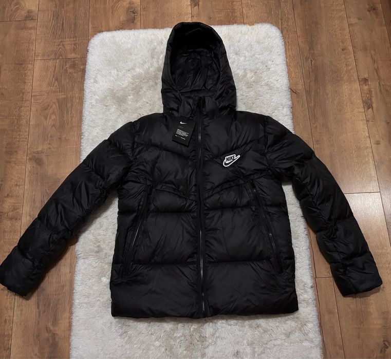 Czarna kurtka puchowa zimowa z kapturem Nike