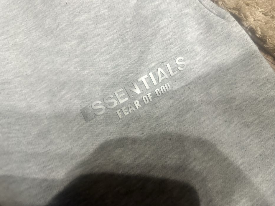 Dresy essentials