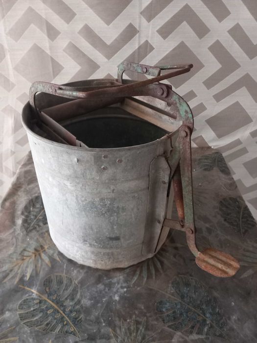 Balde espremedor de esfregona, Rodex,  1950, feito de metal galvanizado.
