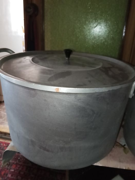 Продам дві алюмінієві кострюлі.