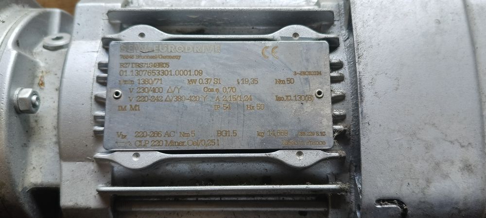 Silnik elektryczny z motoreduktorem
