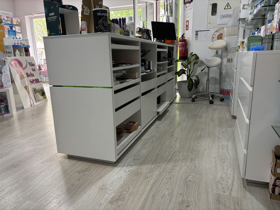 Vendo mobiliario completo de Farmacia/ Parafarmacia