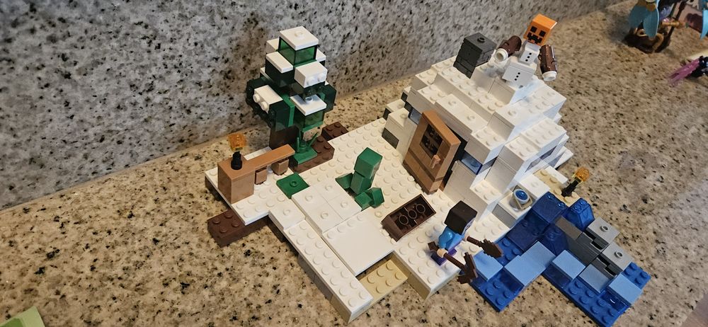 Lego Minecraft 21120 Śnieżna Kryjówka