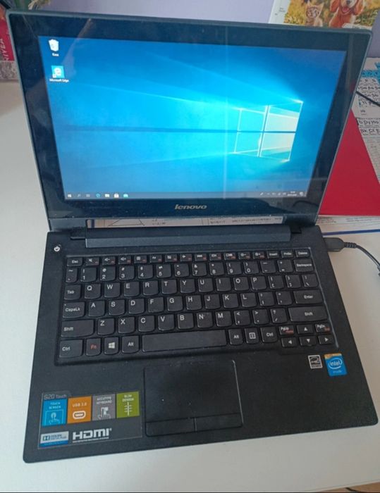 Laptop Lenovo, dotykowy ekran 
Windows 8 
Pojemność dysku to 425GB
RAM 4GB
O szczegóły pytać