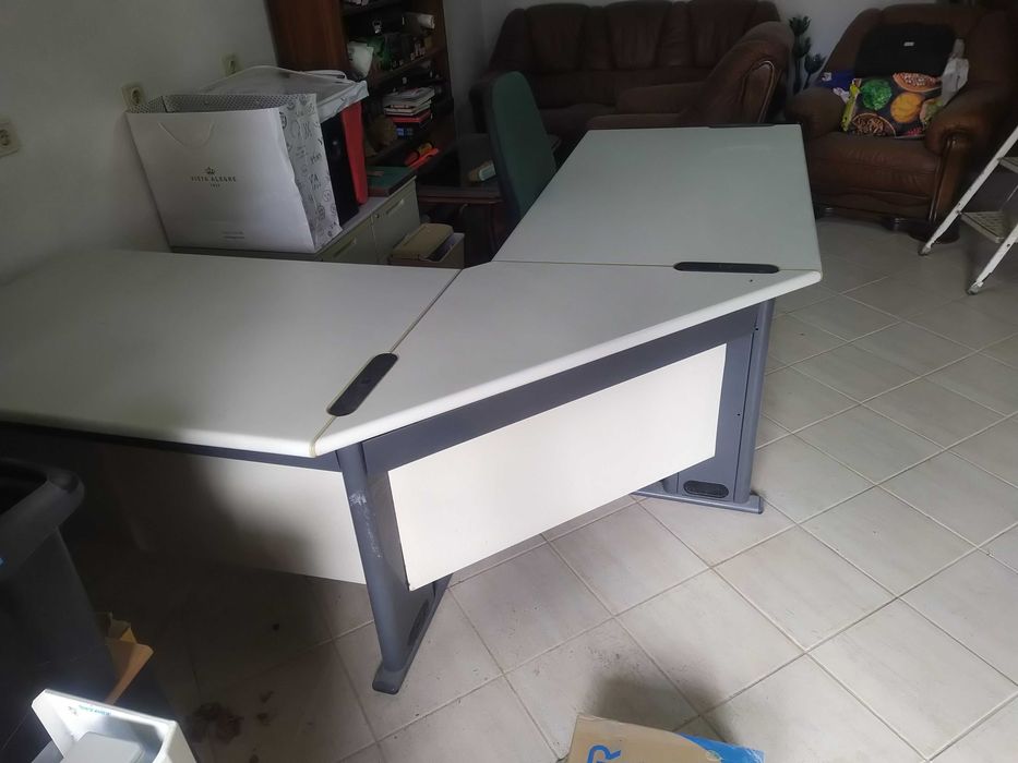 Secretária em L muito espaçosa!