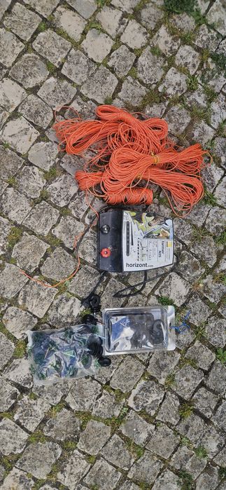 Cerca eléctrica.  Alguns metros de fio e diversos suportes.